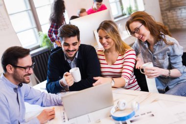 Ofiste tartışan genç çekici Mimarlar resmini