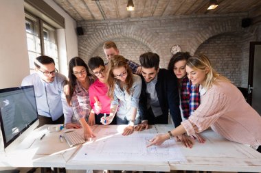 Ofiste tartışan genç çekici Mimarlar resmini