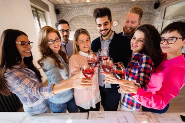 Grup başarılı Mimarlar ofiste birlikte kutluyor