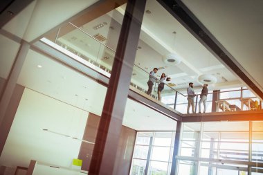 Resim iş adamları kendi şirketindeki birlikte tartışıyor