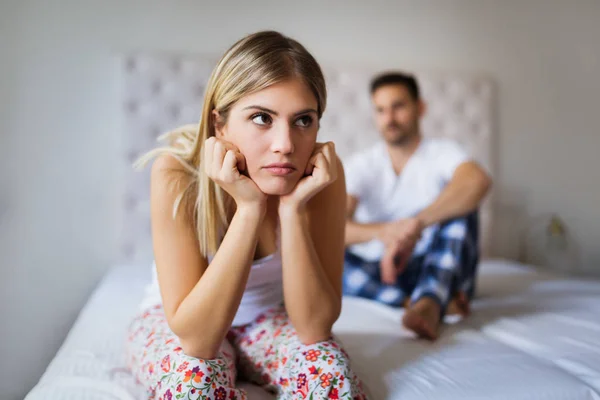 Jovem Casal Infeliz Ter Problemas Seu Relacionamento — Fotografia de Stock