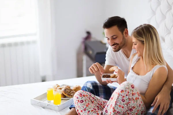 Joven Pareja Feliz Teniendo Momentos Románticos Dormitorio — Foto de Stock