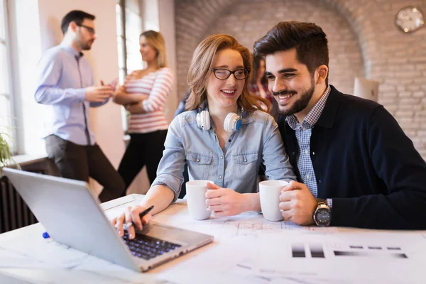 Bild Unga Attraktiva Arkitekter Diskuterar Office — Stockfoto