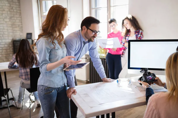 Image Jeunes Architectes Attrayants Discutant Dans Bureau — Photo