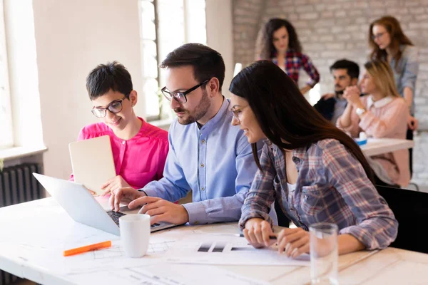 Image Jeunes Architectes Attrayants Discutant Dans Bureau — Photo