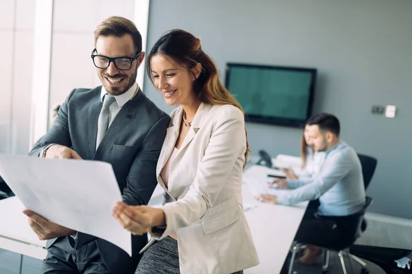 Immagine Interessanti Colleghi Affari Che Parlano Ufficio — Foto Stock