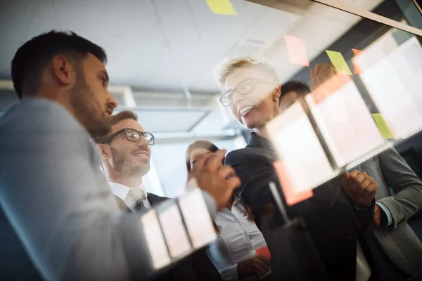 Geschäftsleute Planen Gemeinsam Strategie Modernem Büro — Stockfoto