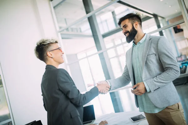 Imagen Colegas Negocios Atractivos Hablando Oficina —  Fotos de Stock