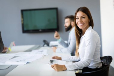 Takım inşaat planları üzerinde birlikte çalışan mimarlar