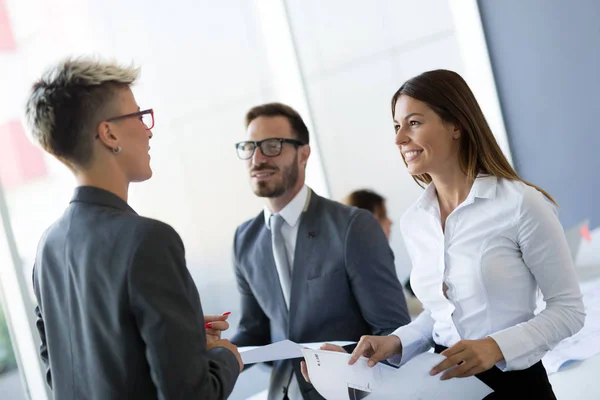 Imagen Colegas Negocios Atractivos Hablando Oficina —  Fotos de Stock