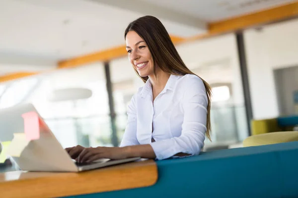 Porträtt Affärskvinna Arbetar Med Dator Moderna Kontor — Stockfoto