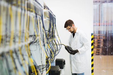 Ağ teknisyeni mühendis modemler fabrikada test resmi