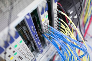 Profesyonel ağ donanım ve ISS'ler tarafından kullanılan teller resmi