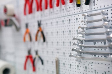 Çalışma araçları gemide atölyede asılı resmi