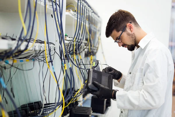 Imagem Engenheiro Técnico Rede Testando Modems Fábrica — Fotografia de Stock