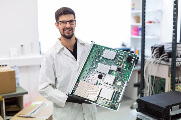 Retrato Del Joven Ingeniero Sosteniendo Tarjeta Red Cmts — Foto de Stock