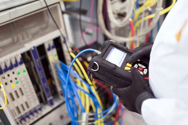 Imagen Del Técnico Ingeniero Reparando Tarjetas Red Cmts —  Fotos de Stock