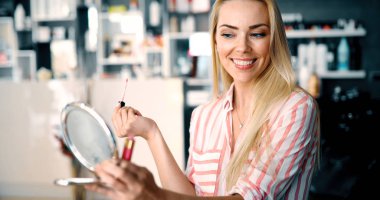 Aynaya bakıyorum ve fırça ile kozmetik uygulama güzel kız