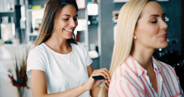 Kuaför Salonu mutlu bir kadın portresi