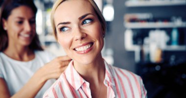 Kuaför Salonu mutlu bir kadın portresi