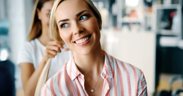 Mooie Vrouw Met Lange Rechte Blond Haar — Stockfoto