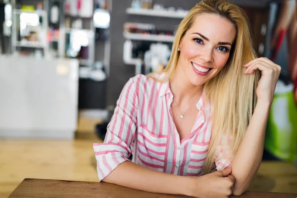 Portret Van Mooie Blonde Vrouw Met Blauwe Ogen — Stockfoto