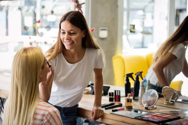 Maquillaje Artista Trabajo Hermosa Mujer Rubia — Foto de Stock