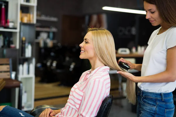 Retrato Una Mujer Feliz Peluquería — Foto de Stock