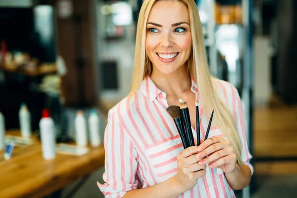 Joven Hermosa Mujer Haciendo Maquillaje Cerca Del Espejo — Foto de Stock