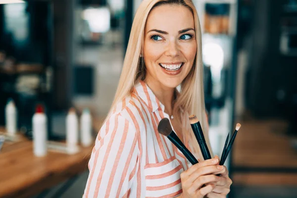 Retrato Hermosa Mujer Linda Con Pinceles Maquillaje — Foto de Stock