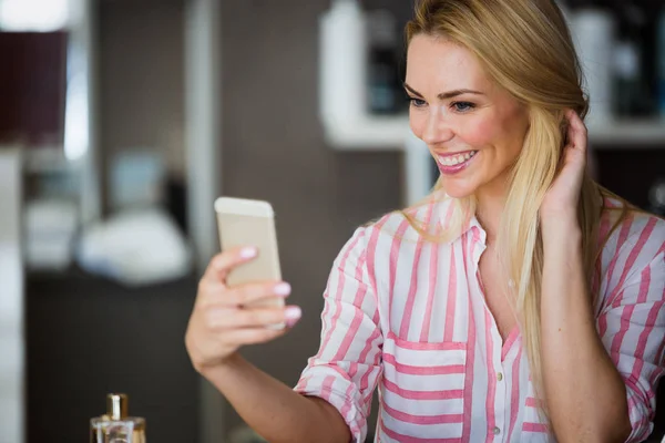 Selfie Zaman Selfie Akıllı Telefonunu Tarafından Yapma Gülümseyen Rahat Kıyafet — Stok fotoğraf