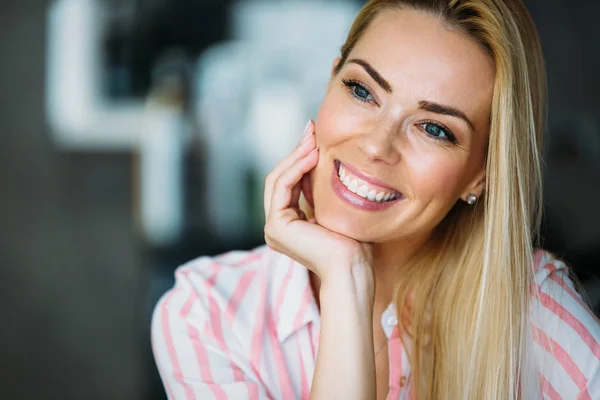 Retrato Una Hermosa Mujer Rubia Sonriendo —  Fotos de Stock