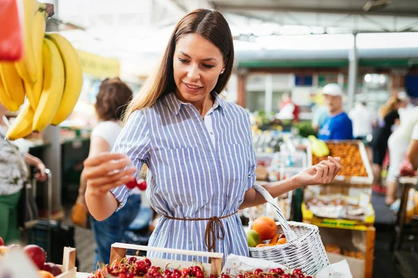 Imagem Uma Mulher Bonita Mercado Comprando Frutas — Fotografia de Stock