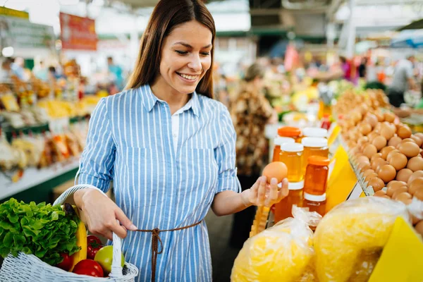 Retrato Una Hermosa Mujer Sosteniendo Cesta Compra Mientras Compra Huevos — Foto de Stock