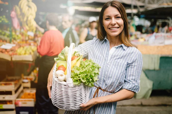 Retrato Mulher Bonita Segurando Cesta Compras Mercado — Fotografia de Stock