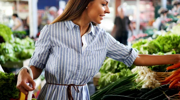 Imagem Uma Mulher Bonita Mercado Comprando Vegetais — Fotografia de Stock