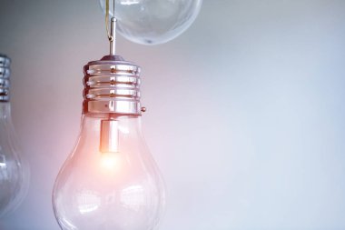 Ampul overthinking kavramı temsil eden görüntü kadar kapatın