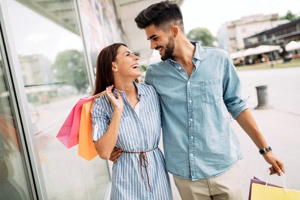 Szczęśliwy Atrakcyjna Para Kochających Spędzać Czas Zakupy Razem — Zdjęcie stockowe