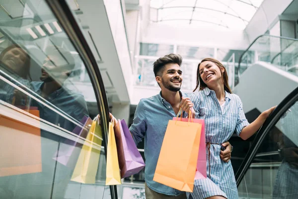 Feliz Casal Amoroso Atraente Desfrutar Passar Tempo Compras Juntos — Fotografia de Stock