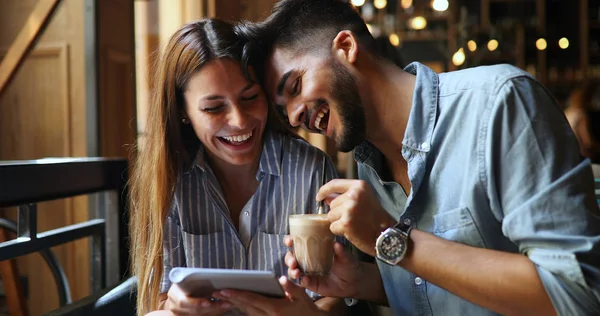 Frau Und Mann Flirten Café Während Sie Über Tablet Inhalte — Stockfoto