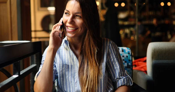 Porträt Einer Jungen Schönen Frau Blauen Kleid Beim Telefonieren — Stockfoto