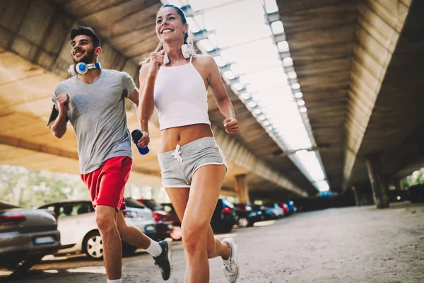 Attraktiv Man Och Vacker Kvinna Jogging Tillsammans Parkering — Stockfoto