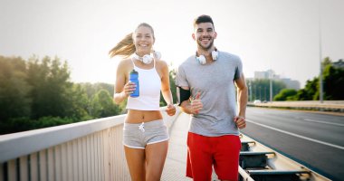 Atletik genç sevimli çift birlikte açık havada koşu