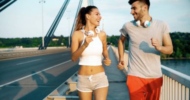 Çift doğada koşuyor ve koşuyor.