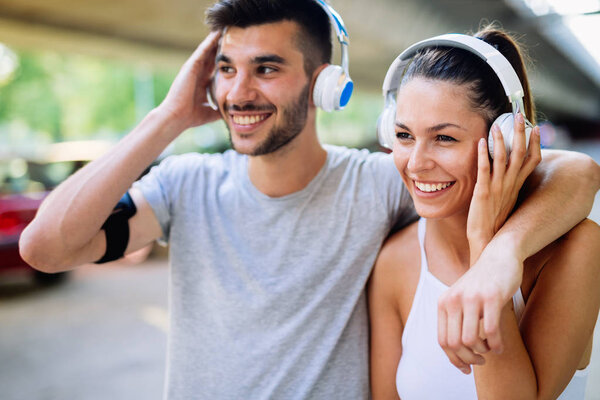 Портрет hadsome мужчина и красивая женщина во время перерыва пробежки
