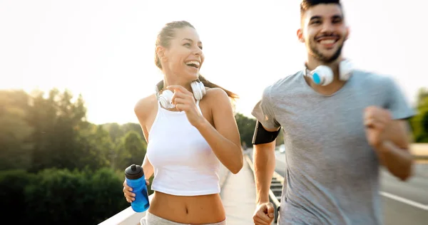 Aantrekkelijke Man Mooie Vrouw Joggen Samen Brug — Stockfoto