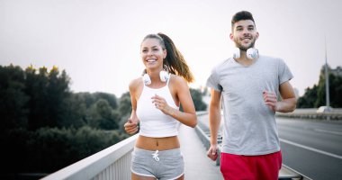 Çekici bir adam ve güzel kadın birlikte köprüde koşu