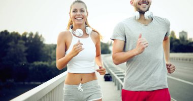 Atletik genç sevimli çift birlikte açık havada koşu