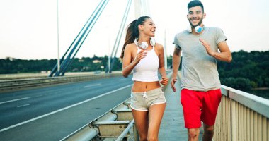 Çekici bir adam ve güzel kadın birlikte köprüde koşu