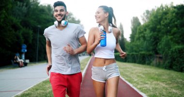 Atletik genç sevimli çift birlikte açık havada koşu